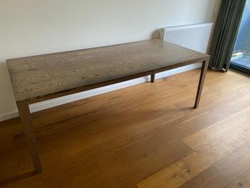 Tafel  beschikbaar voor biedingen