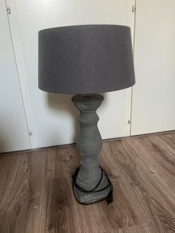 Landelijke lamp stenen voet beschikbaar voor biedingen