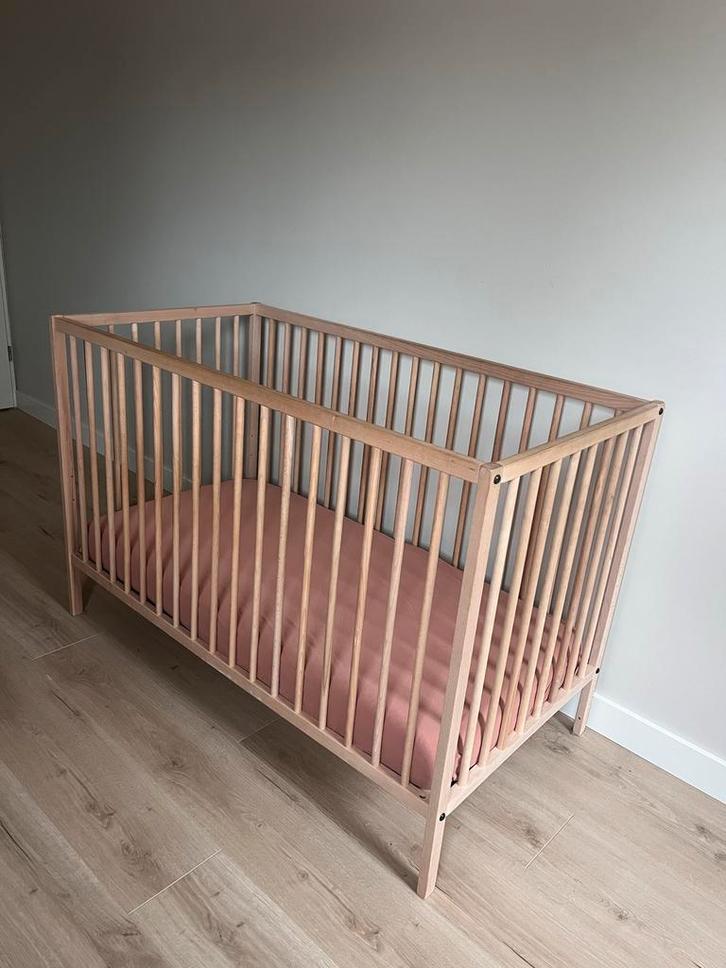 Houten Ledikant met Matras, Kinderen en Baby's, Babywiegjes en Ledikanten, Zo goed als nieuw, Ledikant, Ophalen