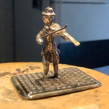 Zilveren miniatuur muzikant violist beschikbaar voor biedingen
