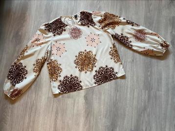 Beige truitje met prints beschikbaar voor biedingen