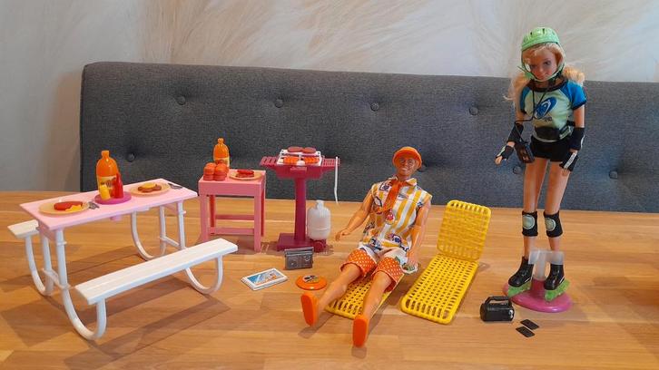 Barbiepoppen met picknick/bbq en ligstoelen, Kinderen en Baby's, Speelgoed | Poppen, Barbie, Ophalen of Verzenden