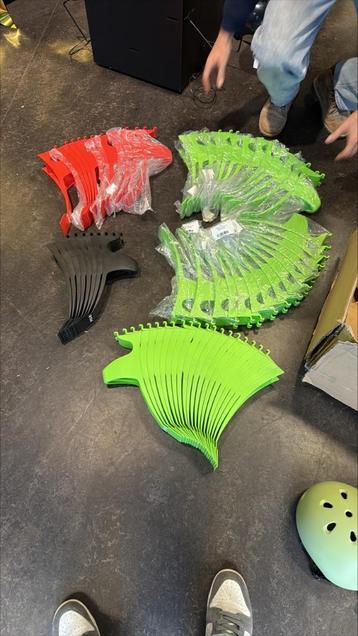 Slatwall houders voor helmen, hoeden of petten. beschikbaar voor biedingen