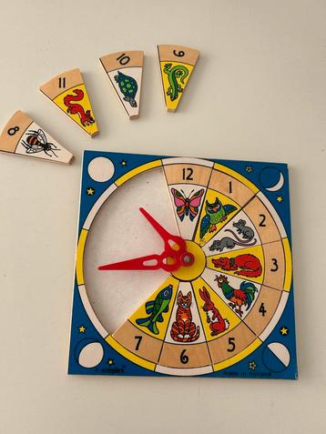 Houten speel en leer klok beschikbaar voor biedingen