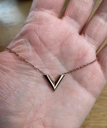Ketting rosé goud met V hanger beschikbaar voor biedingen