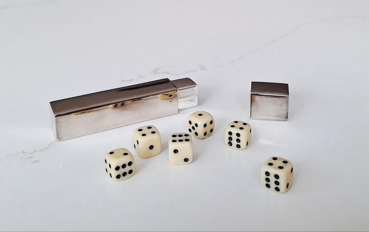 Verzilverde design dobbelsteen houder - dobbelsteen koker -, Antiek en Kunst, Curiosa en Brocante, Ophalen of Verzenden