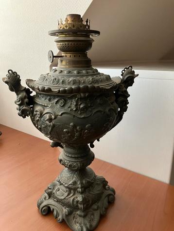 Antieke olielamp beschikbaar voor biedingen