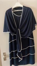 Nette weinig gedragen donkerblauwe jurk en bijbehorende cape, Ophalen, Zo goed als nieuw, Maat 42/44 (L), Blauw