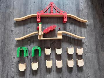 Houten trein set met bruggen, gebouwen en accessoires beschikbaar voor biedingen