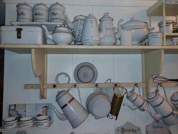 Antiek emaille keukengerei wit met gouden biezen. beschikbaar voor biedingen