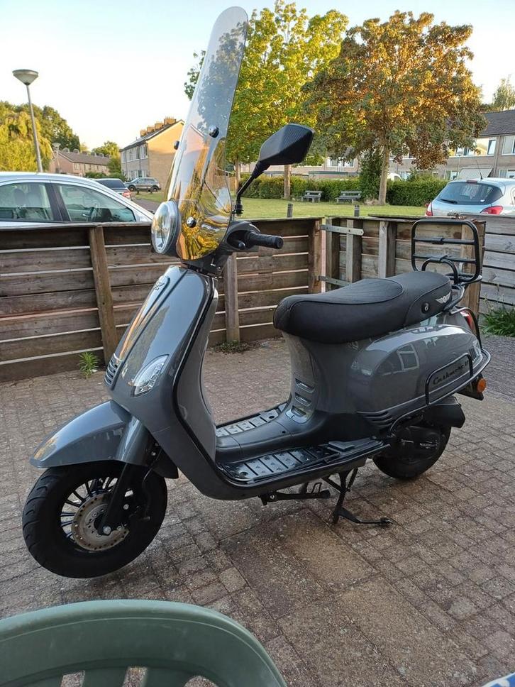 Brommer, Fietsen en Brommers, Scooters | Vespa, Zo goed als nieuw, Overige modellen, Ophalen of Verzenden