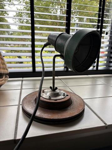 Industriële lamp beschikbaar voor biedingen