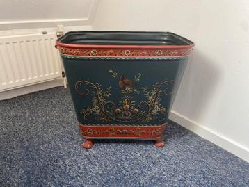 Vintage Metalen Prullenbak met Handgeschilderde Decoratie beschikbaar voor biedingen
