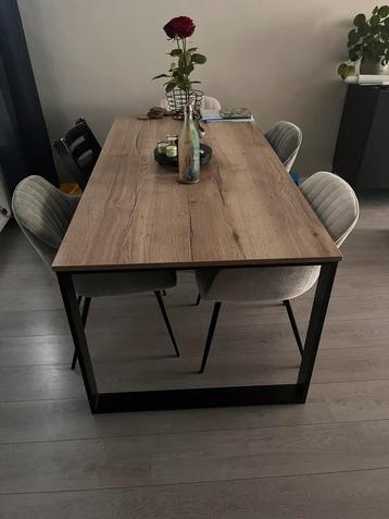Zgan eettafel, toch te groot voor ons. Zwart met houten blad beschikbaar voor biedingen