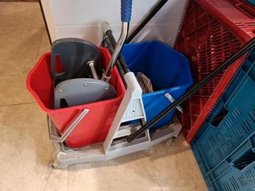 Schoonmaakwagen met dweilemmers en Mop beschikbaar voor biedingen