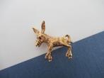 Broche ezel met mini rood rijnsteentje, Verzenden, Zo goed als nieuw, Goud, Overige materialen