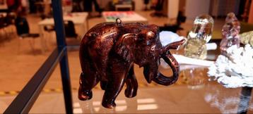 Olifant van kunststeen beschikbaar voor biedingen