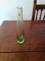 Groen glazen vaasje, Huis en Inrichting, Ophalen of Verzenden, Minder dan 50 cm, Groen, Glas