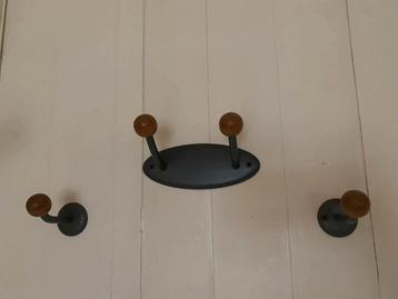 4 kapstokken met haken  beschikbaar voor biedingen