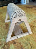 Designed by Lotte Yves – Krabpaal – Op voet –hout, Ophalen, Zo goed als nieuw