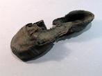 Kinderschoen met versierde sluiting 1700, bodemvondst. 2070, Ophalen of Verzenden