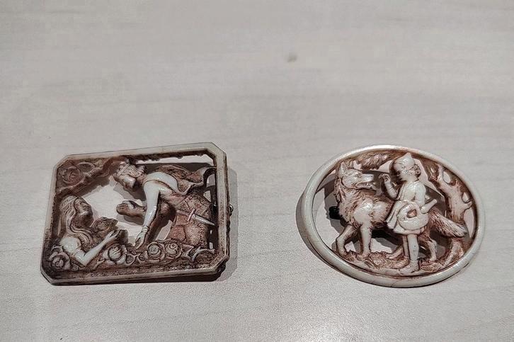 Antieke Winterhulp Nederland (WHN) 2 broches spel Sprookjes, Verzamelen, Militaria | Tweede Wereldoorlog, Overige soorten, Miniatuur of Beeldje