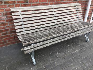 Hardhouten tuinbank beschikbaar voor biedingen