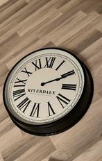 Riverdale klok 70 cm, Huis en Inrichting, Woonaccessoires | Klokken, Ophalen, Zo goed als nieuw, Wandklok