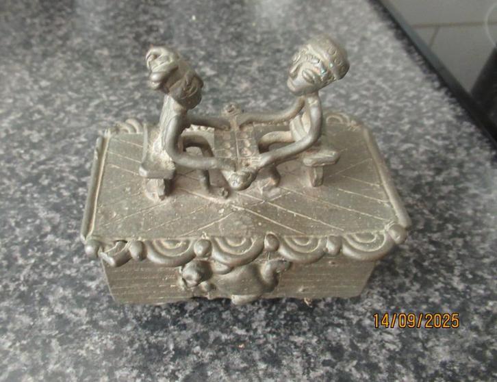 ZELDZAAM-  BRONZEN  KISTJE MET BEELDJES- AFRIKAANSE KUNST, Antiek en Kunst, Kunst | Niet-Westerse kunst, Ophalen of Verzenden