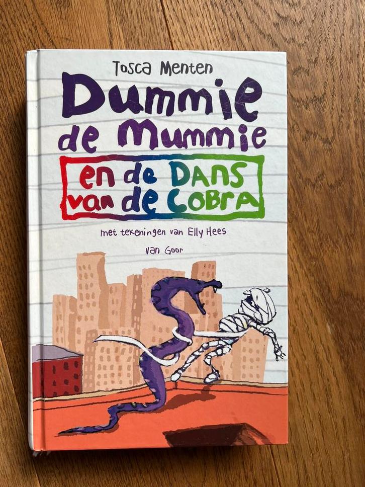 Tosca Menten - Dummie de mummie en de dans van de cobra, Boeken, Kinderboeken | Jeugd | 10 tot 12 jaar, Zo goed als nieuw, Ophalen of Verzenden