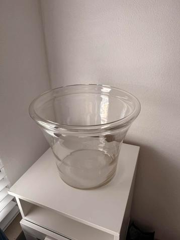 Vaas van glas beschikbaar voor biedingen