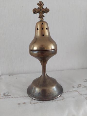 Religieus koperen vaatje voor bewaren van wierook in kerk. beschikbaar voor biedingen