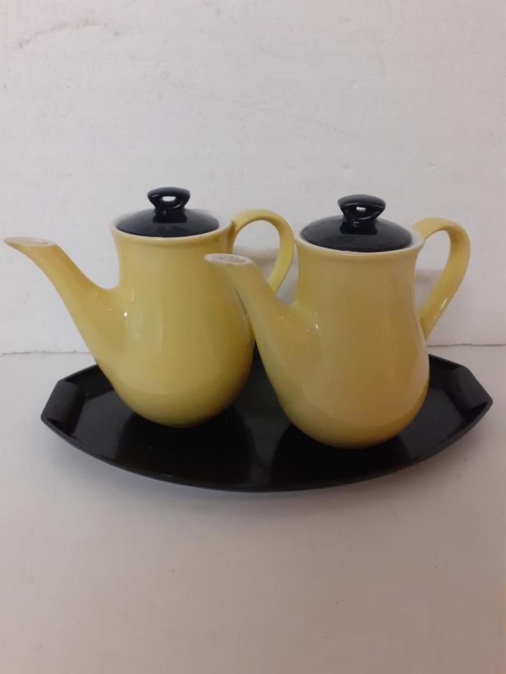 Boch Keralux Belgium - 2 kleine pastel gele koffiekannetjes, Antiek en Kunst, Antiek | Servies los, Ophalen of Verzenden