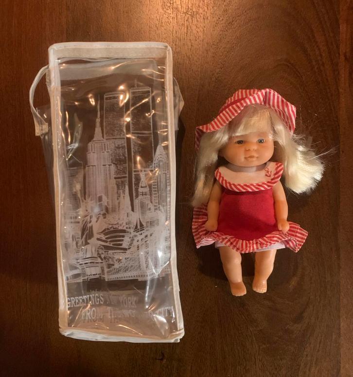 Vintage Babypop pop popje met Rode Jurk en Hoed 20 cm, Verzamelen, Poppen, Zo goed als nieuw, Babypop, Ophalen of Verzenden