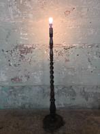 Antieke houten staande lamp – met spiraal gedraaide stam, Huis en Inrichting, Lampen | Vloerlampen, Ophalen, Gebruikt, 100 tot 150 cm