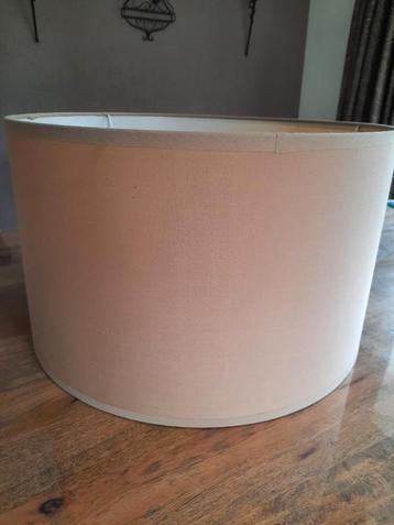 Grote lampenkap.

Licht bruin / taupe.

Doorsnee 47 cm. beschikbaar voor biedingen