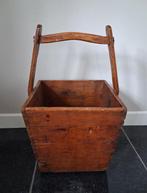 Oud houten bak met hengsel, Ophalen