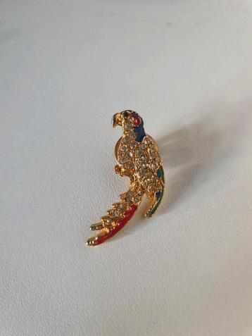 Vintage papegaai broche met strass en emaille beschikbaar voor biedingen