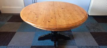 Uitklapbare ronde eettafel met middenpoot beschikbaar voor biedingen