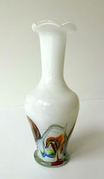 Glazen vaas wit opaline met gekleurde slierten 3327-g, Antiek en Kunst, Antiek | Glas en Kristal, Ophalen of Verzenden