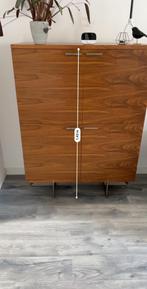 Moderne kast in walnootkleur met metalen poten, Ophalen of Verzenden, Zo goed als nieuw