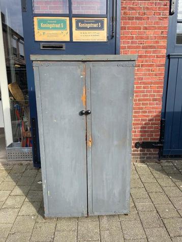 Toffe oude kast uit drukkerij beschikbaar voor biedingen