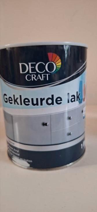 Groene lak op Waterbasis. beschikbaar voor biedingen
