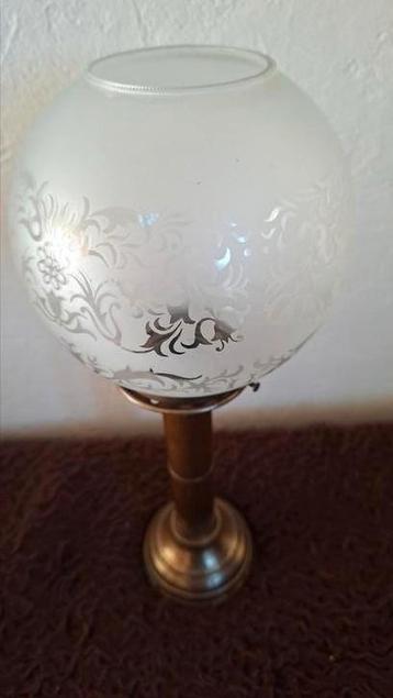 Vintage bronsen kaarsen kandelaar met melkglas kap beschikbaar voor biedingen