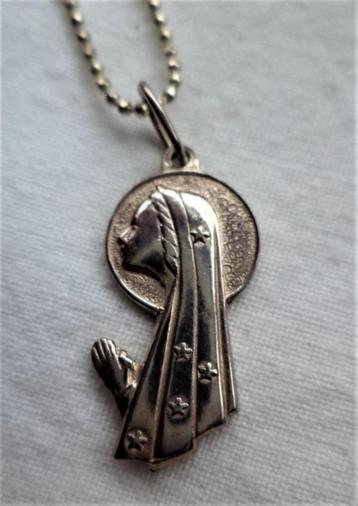 Leuk zilver Madonna hangertje aan zilveren ketting  beschikbaar voor biedingen