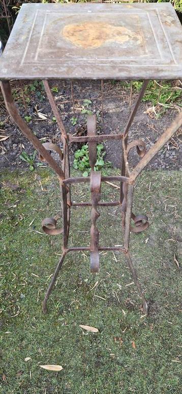 Robuuste plantentafel van smeedijzer+blad van zink(brocante) beschikbaar voor biedingen