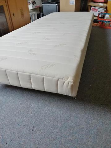 1 persoons boxspring met verstelbaar hoofdeinde  beschikbaar voor biedingen