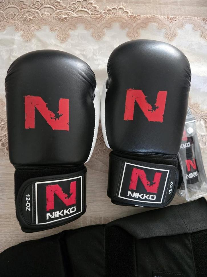 Nikko Boks Set - Handschoenen, Scheenbeschermers, Bandages, Sport en Fitness, Boksen, Gebruikt, Bokshandschoenen, Ophalen