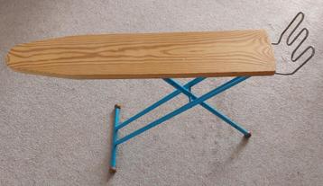 oud (antiek) kinderstrijkplankje metalen frame -houten plank beschikbaar voor biedingen