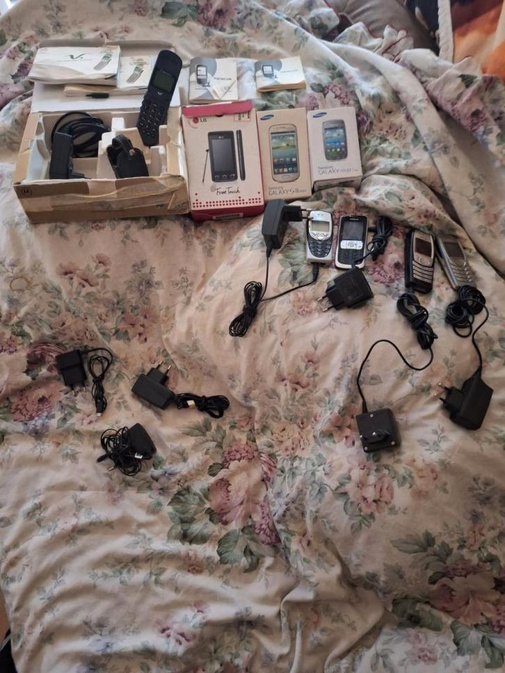 Tekoop moterrola v3690 in totaal 8 autotelefoon, Audio, Tv en Foto, Actiecamera's, Gebruikt, Overige merken, Ophalen of Verzenden